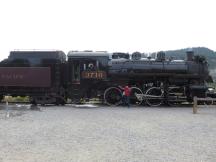 Banjo-Spieler Felix Possak vor der Canadian Pacific Lok #3716 (Bj 1912)