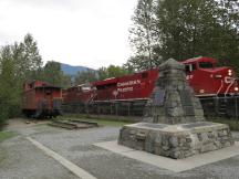 Canadian Pacific Güterzug passiert das Last Spike Monument