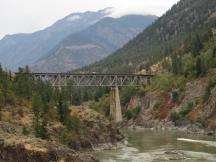 Arbeitswagen auf der Brücke über den Fraser River bei Lillooet, BC