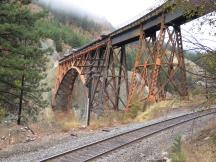 CNR Cisco Bridge im Fraser Canyon über den Fraser River und Strecke der CPR