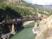 Fraser Canyon: Zug der CNR auf der CPR Cisco Bridge mit CNR Cisco Bridge im Hintergrund