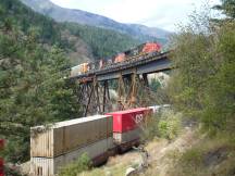 Fraser Canyon: Zug der CNR auf der Cisco Bridge, vorne Zug der CPR in Gegenrichtung