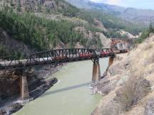 Fraser Canyon: Zug der CNR auf der CPR Cisco Bridge mit CNR Cisco Bridge im Hintergrund