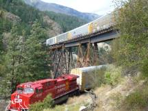 Fraser Canyon: Zug der CNR auf der Cisco Bridge, unten Zug der CPR in Gegenrichtung