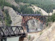 auf der Cisco Bridge der CPR im Fraser Canyon, vorne Strecke der CNR