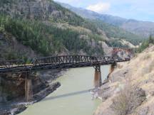 auf der Cisco Bridge der CNR im Fraser Canyon, hinten Strecke der CPR