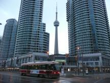 Queens Quay at Harbourfront Centre, im Hintergrund der CN Tower