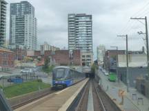 Zugtyp MK II verlässt den Tunnel zwischen New West­minster und Columbia Station