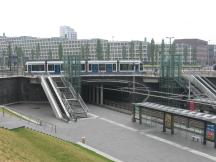 H Rietlandpark, oben verkehrt die Linie 10, unten die Linie 26