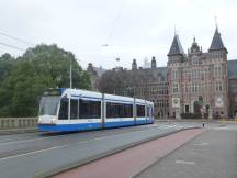 auf der Brücke über die Singelgracht vor dem Königlichen Tropeninstitut