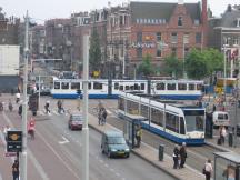 H Museumplein - vorne wartet Linie 3, dahinter quert Linie 16