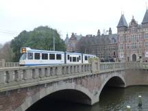 auf der Brücke über die Singelgracht vor dem Königlichen Tropeninstitut