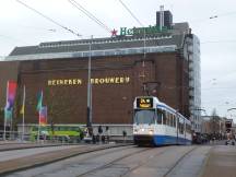 Brücke über die Singelgracht, im Hintergrund Heineken Brauerei