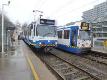 H De Boelelaan/VU - links Hochflur-Metrolinie 51, rechts Niederflur-Tramlinie 5