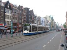 auf dem Damrak an der H Dam, ganz im Hintergrund die Centraal Station erkennbar