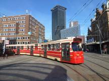 Ausfahrt Schleife Rijswijkseplein vor der Station Hollands Spoor (rechts im Bild)