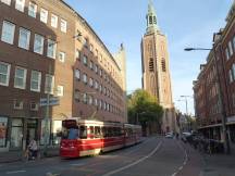 Torenstraat, Fahrtrichtung Statenkwartier, im Hintergrund die Grote Kerk