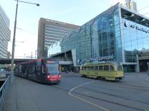 H Den Haag Centraal Station - rechts historischer PCC auf Stadtrundfahrt