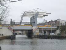 IC-Doppelstock-Triebzug vom Typ VIRM auf einer Klappbrücke in Amsterdam