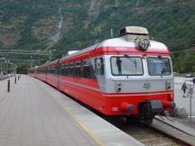 Regionaltriebwagen, der bis Bergen durchfährt, im Bf Flåm