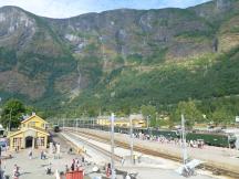 Endbahnhof Flåm (links Bahnhof und Museum)