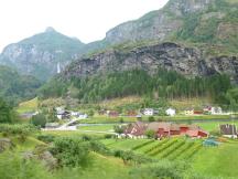 Ortschaft Håreina (oben links Wasserfall Rjoandefossen zu erkennen)