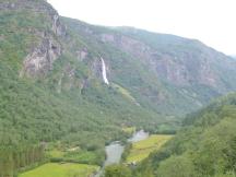 Wasserfall Rjoandefossen, weithin sichtbar über dem Tal der Flåmselvi