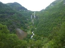 Wasserfall Myrdalsfossen und zickzack-förmiger Weg; ganz oben Bf Myrdal erkennbar