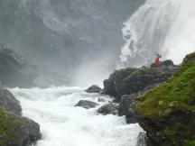 Feengestalt (norw. Huldrene), die am Wasserfall tanzt