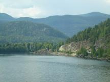 Fahrt entlang dem Hallingdalselva zwischen Flå und Nesbyen