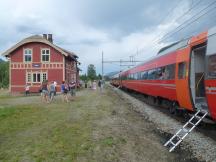 eh. Bf Torpo, wegen entf. Bahnsteige Zugang über Leitern zum gestrandeten Zug