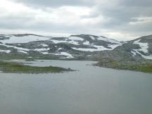 Fahrt über die Hardangervidda bei Finse, wo auch im Juli Schnee liegt