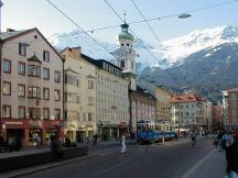 auf der Maria-Theresien-Str, in der Mitte die Spitalkirche