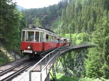 4-achsiger hist. Triebwagen mit 2 Beiwagen als Sonderzug auf der Kreither Brücke