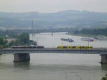 Nibelungenbrücke über die Donau