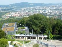 Blick vom Pöstlingberg auf die Stadt Linz mit Pöstlingbergbahn im Vordergrund