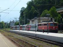 ÖBB Baureihe 1142 vor Nahverkehrszug im 