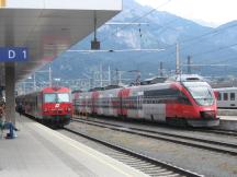 (l.) CityShuttle-Wendezug, (r.) 4-teiliger Talent Tw Baureihe 4024 am Hbf Innsbruck