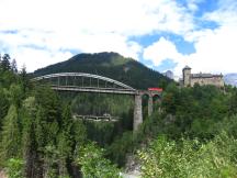 Trisannabrücke der Arlbergbahn bei Landeck, rechts Schloss Wiesberg