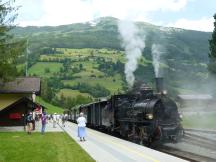 historischer Ausflugszug, gezogen von Dampflok Mh 3 (Bj 1906) im Endbahnhof Krimml