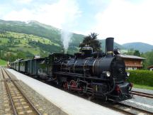 historischer Ausflugszug macht im Endbahnhof Krimml Platz für den nächsten Planzug