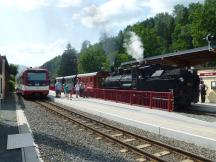 historischer Ausflugszug wird im Bf Mittersill vom Planzug überholt