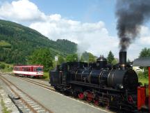 wir warten auf den entgegenkommenden Eilzug-Triebwagen im Bf Niedernsill