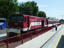 Diesellok Baureihe D75 BB-SE (Bj 2007) schiebt Regionalzug Richtung Zell am See