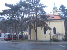Votiv-Pestkapelle Sankt Anna, umringt von der Schleife Neuwaldegg