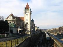 Zug des Typs U auf der Linie U4 in Hietzing, im Hintergrund der Magistrat der Stadt Wien
