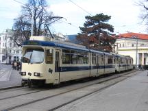 Doppelzug der Reihe 100 in neueren Farben an der Endstelle Baden Josefspl