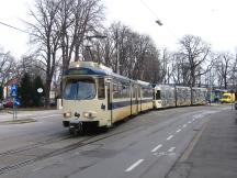 gemischter Zug aus den Reihen 100 (vorne) und 400 (hinten) am Conrad von Hötzendorf-Pl