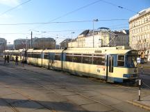 Doppelzug der Reihe 100 in den klassischen Farben an der H Karlspl in Wien