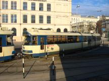 Doppelzug der Reihe 100 in den klassischen Farben am Karlspl in Wien